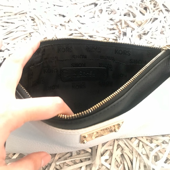 Michael Kors black and white wristlet - Picture 5 of 7